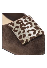 Czółenka damskie S.Barski, cholewka ze skóry naturalnej zamszowej wsuwany fason z zabudowanym przodem , brązowe, CR61-3040. Kolor: brązowy. Materiał: skóra, zamsz. Szerokość cholewki: normalna #2