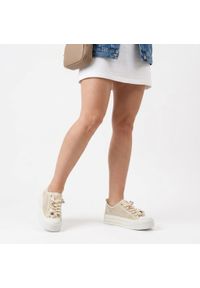 Sneakersy damskie Filippo, cholewka z materiału tekstylnego siateczkowego wiązanie z przodu ozdobne grube sznurówki, beżowy, DTN7855/26. Okazja: na co dzień. Zapięcie: sznurówki. Kolor: beżowy. Materiał: materiał. Szerokość cholewki: normalna. Wzór: ażurowy, kwiaty. Styl: casual, klasyczny #4