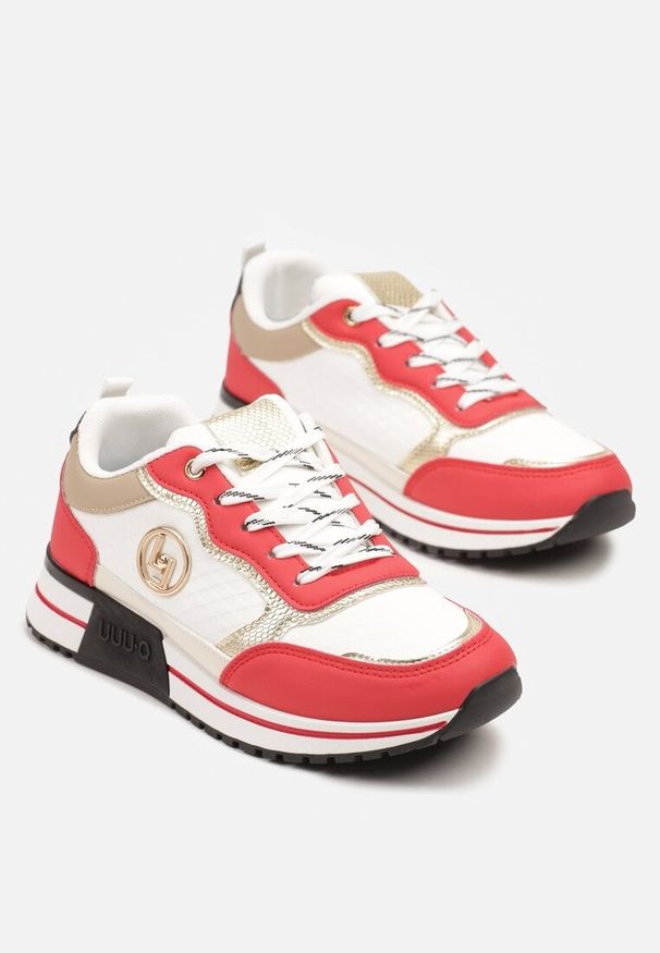 Renee - Biało-Czerwone Sneakersy z Metaliczną Ozdobą Firamia. Okazja: na co dzień. Kolor: biały. Materiał: jeans. Wzór: aplikacja