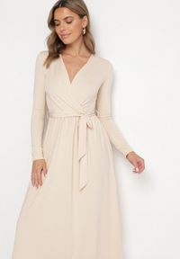 Born2be - Jasnobeżowa Sukienka Kopertowa z Wiskozą Wiązana w Talii Drestalia. Okazja: na co dzień. Typ kołnierza: dekolt w kształcie V. Kolor: beżowy. Materiał: wiskoza. Długość rękawa: długi rękaw. Typ sukienki: kopertowe. Styl: casual, klasyczny #7