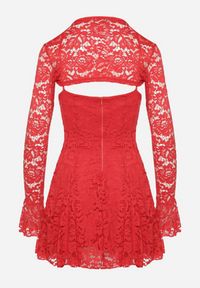 Born2be - Czerwona Rozkloszowana Sukienka Koktajlowa z Koronką i Bolerkiem Eyrfedi. Okazja: na randkę, na ślub cywilny, na wesele. Kolor: czerwony. Materiał: koronka. Długość rękawa: na ramiączkach. Wzór: koronka. Styl: wizytowy #3