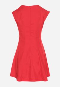 Born2be - Czerwona Rozkloszowana Sukienka o Taliowanym Kroju Ellaira. Okazja: na co dzień. Kolor: czerwony. Wzór: kolorowy. Styl: elegancki, casual #3