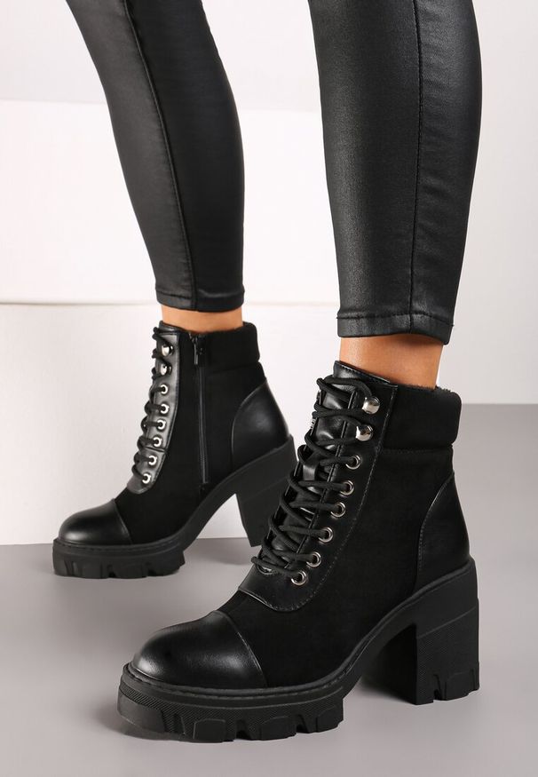 Renee - Czarne Botki na Obcasie z Platformą Ozdobione Wstawkami Ezilda. Okazja: na co dzień. Kolor: czarny. Materiał: jeans. Wzór: aplikacja. Obcas: na obcasie. Styl: casual, elegancki, rockowy. Wysokość obcasa: średni