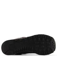 New Balance U574QGY Sneakersy męskie. Okazja: na co dzień. Kolor: szary. Materiał: materiał, syntetyk, guma, zamsz. Szerokość cholewki: normalna. Model: New Balance 574 #2