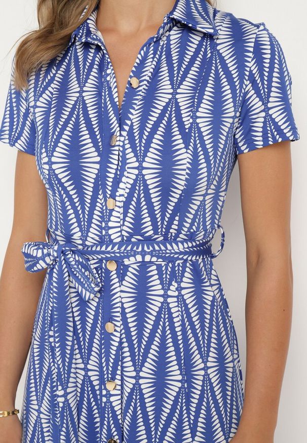 Born2be - Niebieska Sukienka Koszulowa w Geometryczny Wzór Zapinana na Guziki z Materiałowym Paskiem Thilea. Okazja: na spotkanie biznesowe. Kolor: niebieski. Materiał: materiał. Wzór: geometria. Typ sukienki: koszulowe. Styl: biznesowy