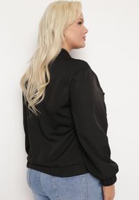 Born2be - Czarna Bluza Bomberka z Kieszeniami z Kaplami Bervialia. Kolekcja: plus size. Kolor: czarny #6