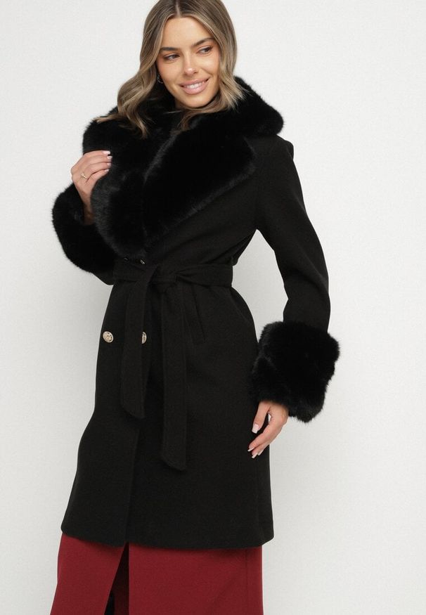 Born2be - Czarny Elegancki Płaszcz o Dwurzędowym Kroju z Futerkiem Landrie. Okazja: na co dzień. Kolor: czarny. Materiał: futro. Styl: elegancki