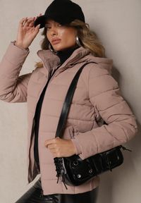 Renee - Jasnoróżowa Kurtka z Pikowanymi Przeszyciami z Odpinanym Kapturem i Ściągaczem w Talii Sintavia. Okazja: na co dzień. Kolor: różowy. Materiał: jeans, tkanina. Sezon: zima. Styl: casual #4
