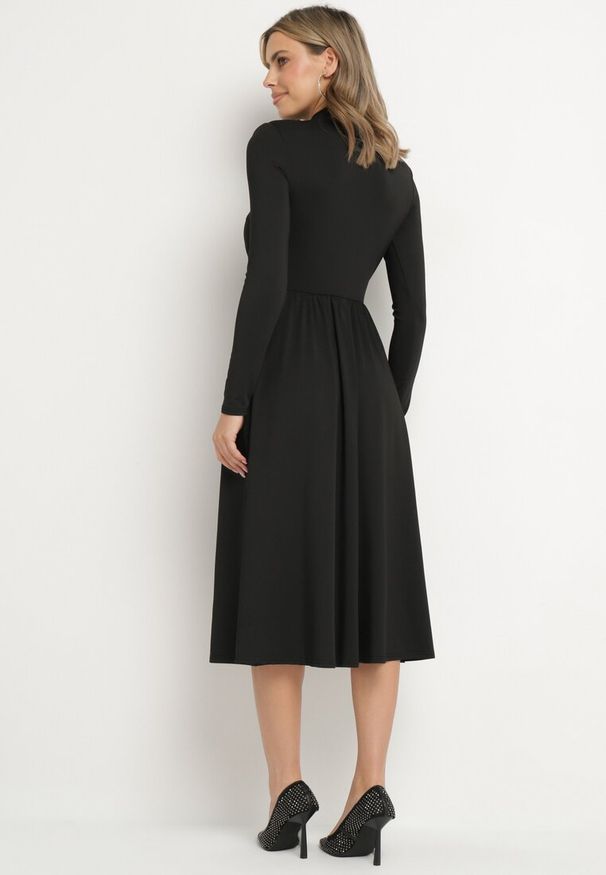 Born2be - Czarna Rozkloszowana Sukienka z Ozdobnym Wycięciem i Usztywnioną Linią Ramion Rivfedi. Okazja: na co dzień, na imprezę. Kolor: czarny. Długość rękawa: długi rękaw. Typ sukienki: proste. Styl: casual, elegancki