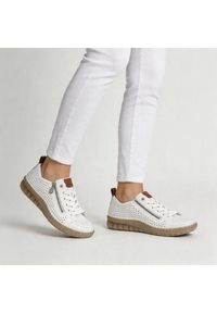 Półbuty damskie Rieker, cholewka ze skóry ekologicznej perforowana powierzchnia wiązany fason z bocznym zamkiem, białe, N2405-80. Zapięcie: zamek. Kolor: biały. Materiał: skóra ekologiczna. Szerokość cholewki: normalna #7