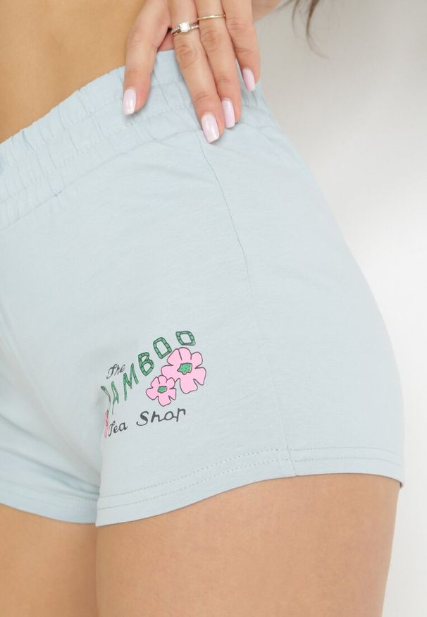 Born2be - Niebieskie Bawełniane Szorty Dresowe z Gumką w Pasie i Ozdobnym Nadrukiem Rosaelia. Kolor: niebieski. Materiał: dresówka, bawełna. Wzór: nadruk. Sezon: lato, wiosna