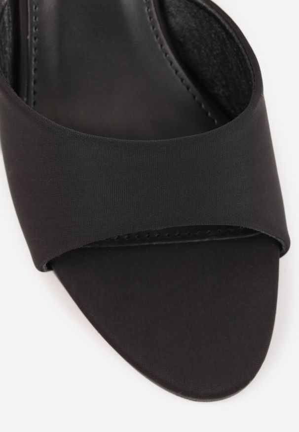 Renee - Czarne Eleganckie Klapki Peep Toe na Klepsydrowym Obcasie Jilthine. Nosek buta: otwarty. Kolor: czarny. Materiał: satyna. Sezon: lato. Obcas: na obcasie. Styl: elegancki. Wysokość obcasa: średni