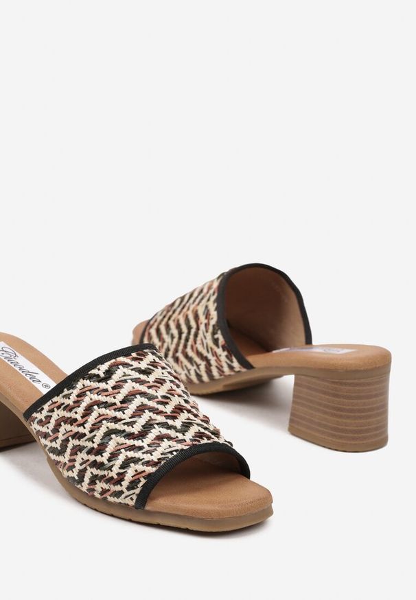 Born2be - Czarne Klapki na Obcasie Ozdobione Geometrycznym Motywem Galreis. Okazja: na co dzień. Kolor: czarny. Materiał: jeans. Wzór: aplikacja, geometria. Obcas: na obcasie. Styl: casual, elegancki. Wysokość obcasa: średni