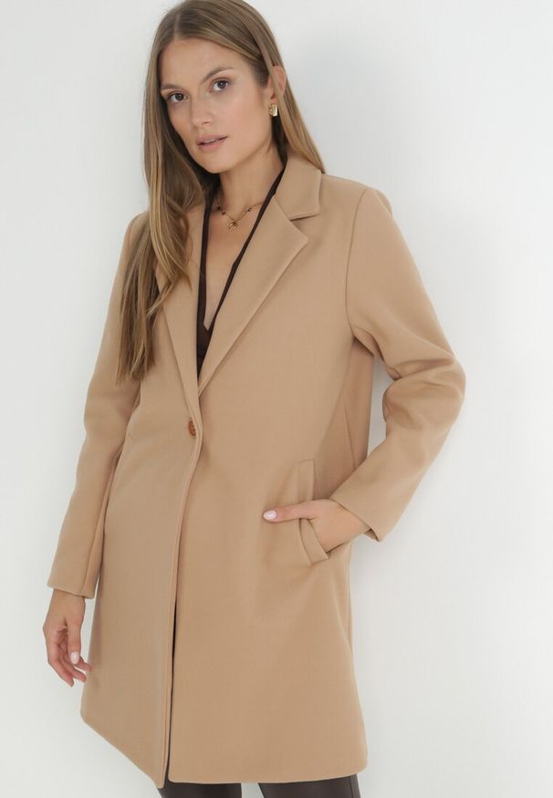 Born2be - Beżowy Płaszcz Jednorzędowy Sono. Okazja: na co dzień. Typ kołnierza: golf. Kolor: beżowy. Materiał: dzianina, jeans. Długość: do kolan. Styl: casual