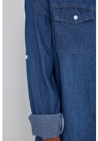 Answear Lab koszula jeansowa damska regular z kołnierzykiem klasycznym. Okazja: na co dzień. Typ kołnierza: kołnierzyk klasyczny. Kolor: niebieski. Materiał: jeans. Długość rękawa: długi rękaw. Długość: długie. Styl: wakacyjny, klasyczny