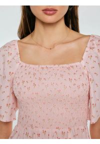 Big-Star - Sukienka damska midi z wiskozy z motywem kwiatowym różowa Bler 600. Typ kołnierza: dekolt w karo. Kolor: różowy. Materiał: wiskoza. Wzór: kwiaty. Długość: midi #4