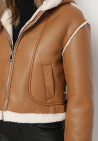 Born2be - Brązowa Krótka Kurtka Biker z Kapturem i Futrzanymi Wstawkami Daithia. Okazja: na co dzień. Typ kołnierza: kaptur. Kolor: brązowy. Materiał: futro. Długość: krótkie. Styl: casual #5