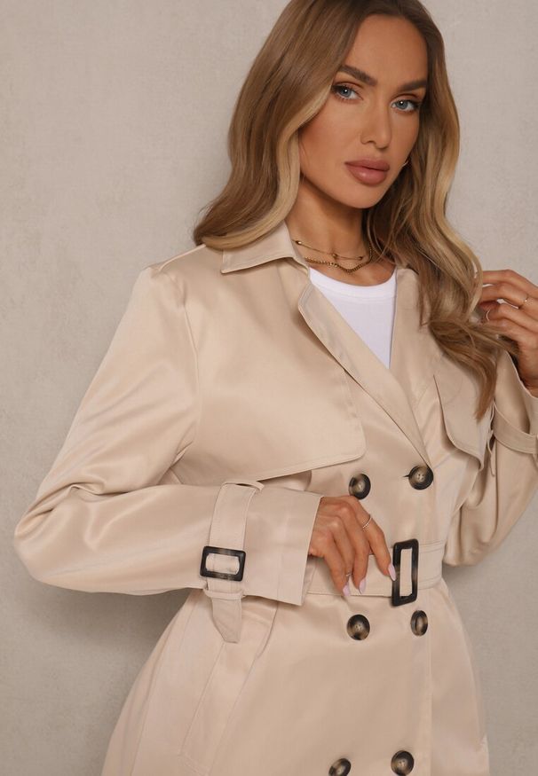 Renee - Jasnobeżowy Płaszcz w Stylu Trencza z Paskiem i Klamrą Sinthelle. Okazja: do pracy, na co dzień. Kolor: beżowy. Styl: casual, elegancki