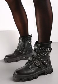 Renee - Czarne Rockowe Botki Workery Ozdobione Ćwiekami i Klamrami Domilla. Zapięcie: klamry. Kolor: czarny. Wzór: aplikacja. Styl: rockowy #3