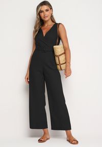 Born2be - Czarny Kopertowy Kombinezon z Bawełny z Gumką w Talii Szerokimi Nogawkami i Paskiem Hralfrea. Okazja: na co dzień. Kolor: czarny. Materiał: bawełna. Styl: casual, elegancki #2
