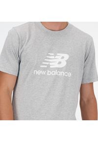 Koszulka męska New Balance MT41502AG – szara. Kolor: szary. Materiał: bawełna, dresówka. Długość rękawa: krótki rękaw. Długość: krótkie. Wzór: nadruk, napisy #4