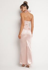 Born2be - Różowa Satynowa Sukienka Wiązana na Szyi z Wycięciem pod Biustem i Różyczką Roneza. Kolor: różowy. Materiał: satyna. Styl: elegancki #6