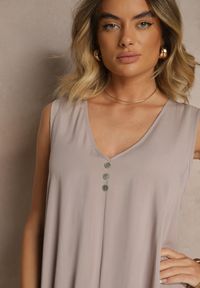 Renee - Jasnoszara Bawełniana Sukienka o Rozkloszowanym Kroju z Guzikami Folaisa. Typ kołnierza: dekolt w kształcie V. Kolor: szary. Materiał: bawełna. Wzór: aplikacja. Sezon: lato. Styl: klasyczny #2