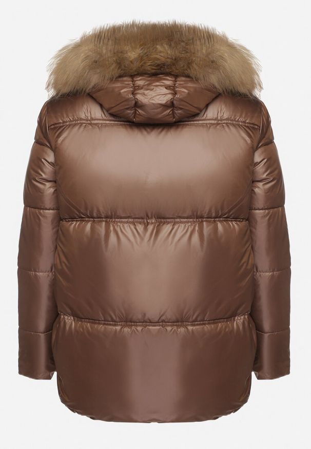 Born2be - Brązowa Pikowana Kurtka z Dłuższym Tyłem i Kapturem Obszytym Futerkiem Zemizelle. Okazja: na co dzień. Kolekcja: plus size. Kolor: brązowy. Materiał: futro. Długość: długie. Wzór: aplikacja. Styl: klasyczny, elegancki, casual
