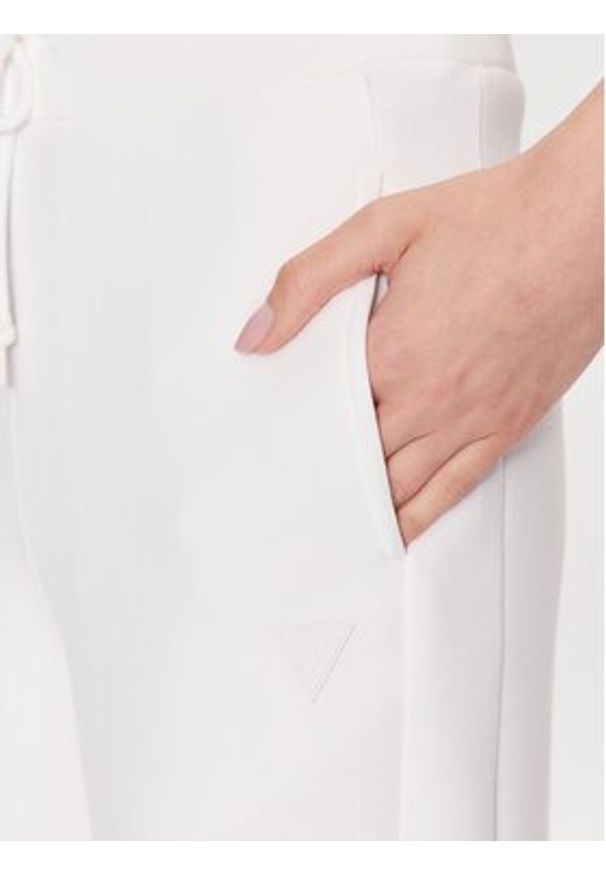 Guess Szorty sportowe Elly V2YD10 K7UW2 Biały Relaxed Fit. Kolor: biały. Materiał: wiskoza