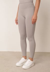 Born2be - Szary Komplet Sportowy Top z Uszytywnianymi Miseczkami i Legginsy z Wysokim Stanem Kassinna. Kolor: szary. Wzór: geometria #7
