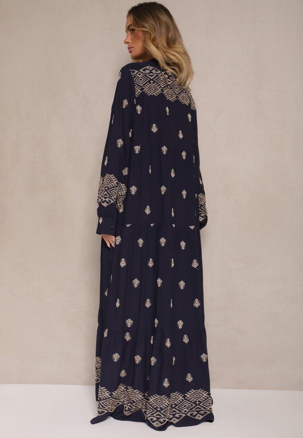 Renee - Niebieska Rozkloszowana Sukienka Ozdobiona Haftem i Wzorem Boho Ronavere. Okazja: na spacer, na co dzień. Typ kołnierza: dekolt w serek. Kolor: niebieski. Długość rękawa: długi rękaw. Wzór: aplikacja, haft. Sezon: lato, wiosna. Typ sukienki: proste. Styl: boho