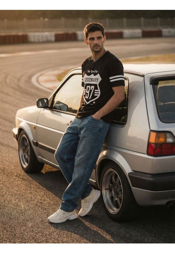 Sinsay - Bawełniana koszulka w stylu akademickim - czarny. Kolor: czarny. Materiał: bawełna