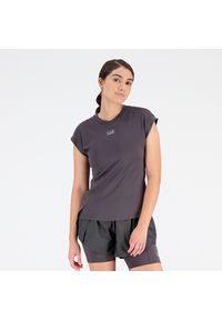 Koszulka damska New Balance WT23277ACK - czarna. Kolor: czarny. Materiał: materiał, poliester, włókno, wiskoza. Długość rękawa: krótki rękaw. Długość: krótkie. Sezon: lato. Sport: fitness