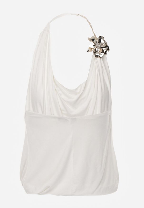 Born2be - Biały Elegancki Top Halter Ozdobiony Łańcuszkiem i Kwiatową Broszką Idisara. Okazja: na co dzień. Typ kołnierza: dekolt halter. Kolor: biały. Materiał: jeans. Wzór: aplikacja, kwiaty. Styl: elegancki
