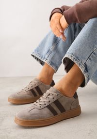 Born2be - Beżowe Skórzane Sneakersy i Ozdobnymi Paskami Zelisei. Okazja: na co dzień. Zapięcie: pasek. Kolor: beżowy. Materiał: skóra #1