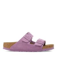 Birkenstock Arizona Suede Leather Klapki damskie. Okazja: na co dzień. Kolor: różowy. Materiał: zamsz, skóra. Wzór: paski. Styl: casual, elegancki, wakacyjny, klasyczny