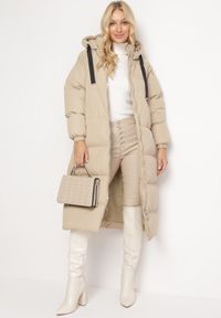 Born2be - Beżowa Długa Kurtka Pikowana Płaszcz na Zamek z Kapturem Lesea. Okazja: na co dzień. Typ kołnierza: kaptur. Kolor: beżowy. Materiał: dzianina, jeans. Długość: długie. Styl: casual, elegancki #8