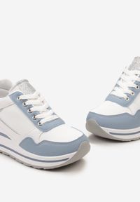 Renee - Niebiesko-Białe Sneakersy na Niskiej Platformie ze Wstawkami Brokatowymi Gwenoa. Kolor: niebieski. Obcas: na platformie