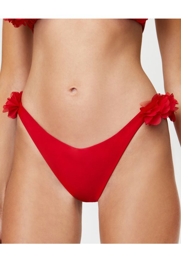 LA REVECHE - Dół od bikini Shayna​. Kolor: czerwony. Materiał: szyfon, tkanina. Wzór: aplikacja, kwiaty