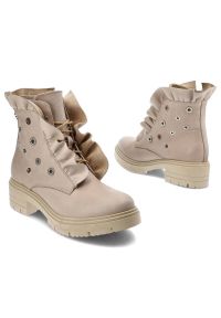 Beżowe Botki Armodo Eleganckie Buty Damskie. Okazja: na co dzień. Kolor: beżowy. Materiał: skóra. Sezon: jesień. Obcas: na obcasie. Styl: elegancki. Wysokość obcasa: niski