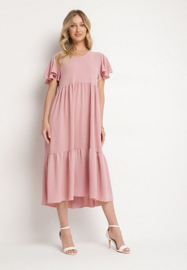 Born2be - Różowa Sukienka o Rozkloszowanym Kroju z Wiskozą Filastia. Okazja: na co dzień. Typ kołnierza: dekolt w kształcie V. Kolor: różowy. Materiał: wiskoza. Długość rękawa: krótki rękaw. Typ sukienki: rozkloszowane. Styl: klasyczny, casual, elegancki