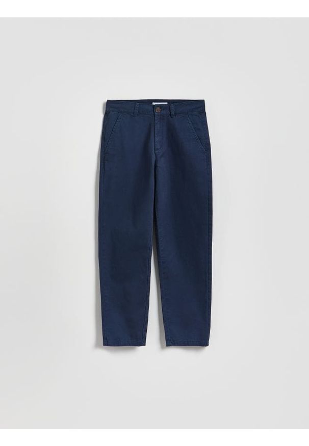 Reserved - Bawełniane spodnie chino - granatowy. Kolor: niebieski. Materiał: bawełna