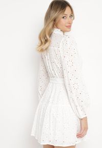Born2be - Biała Haftowana Sukienka Mini z Bawełny z Paskiem i Ażurowym Wzorem Aislina. Typ kołnierza: kołnierz z falbankami. Kolor: biały. Materiał: bawełna. Wzór: ażurowy, haft. Sezon: lato, wiosna. Długość: mini