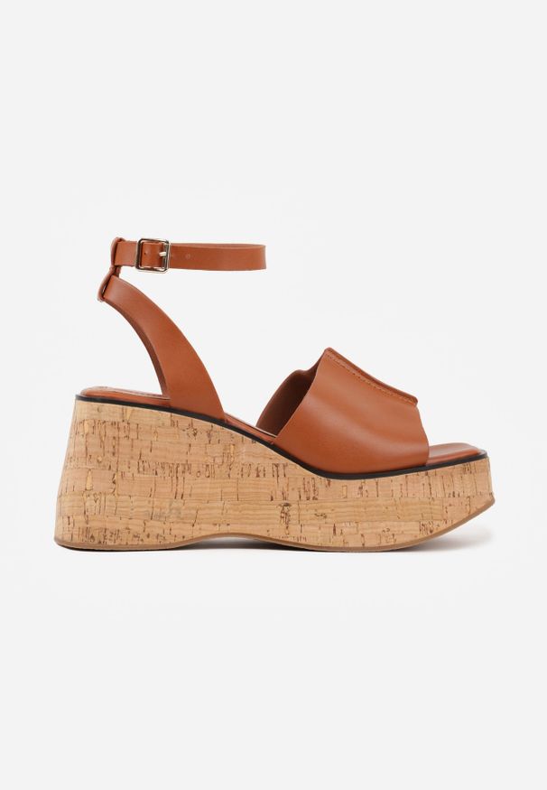 Renee - Brązowe Sandały z Klamerką VICES na Koturnie Stylizowanym na Drewniany Lynnoris. Okazja: na co dzień, na imprezę. Zapięcie: pasek. Kolor: brązowy. Sezon: lato. Obcas: na koturnie. Styl: boho, casual