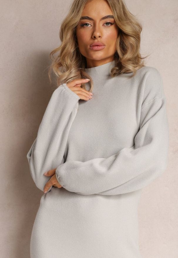 Renee - Jasnoszara Sukienka Mini Sweterkowa z Luźnymi Rękawami Falis. Kolor: szary. Materiał: dzianina. Styl: elegancki. Długość: mini