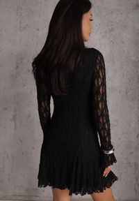 Renee - Czarna Sukienka z Koronki Ozdobiona Rozkloszowanymi Rękawami Cinalata. Kolor: czarny. Materiał: koronka. Wzór: aplikacja, koronka. Typ sukienki: rozkloszowane. Styl: elegancki, klasyczny #7