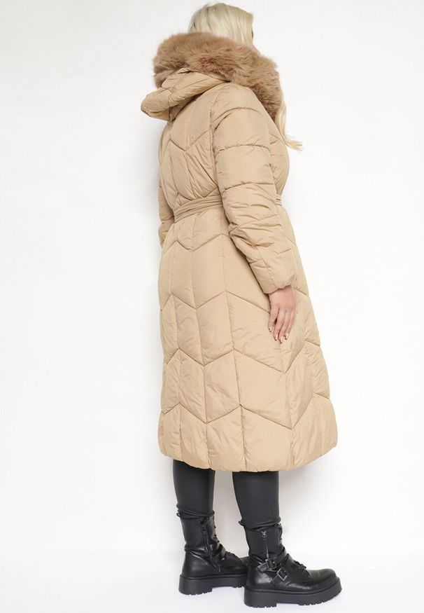 Born2be - Jasnobeżowa Zimowa Kurtka Pikowana z Kapturem z Odpinanym Futrem i Wiązanym Paskiem Kalirra. Typ kołnierza: kaptur. Kolekcja: plus size. Kolor: beżowy. Materiał: futro. Długość rękawa: długi rękaw. Długość: długie. Sezon: zima. Styl: klasyczny, elegancki