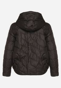 Born2be - Czarna Pikowana Kurtka Przejściowa o Klasycznym Kroju z Kapturem Tavitte. Okazja: na co dzień, na spacer. Typ kołnierza: kaptur. Kolekcja: plus size. Kolor: czarny. Materiał: jeans, poliester. Wzór: aplikacja. Styl: klasyczny #6