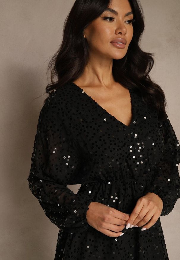 Renee - Czarna Rozkloszowana Sukienka z Długimi Rękawami Zdobiona Cekinami Reisena. Typ kołnierza: dekolt w kształcie V. Kolor: czarny. Materiał: poliester, lakier. Długość rękawa: długi rękaw. Wzór: aplikacja. Styl: elegancki