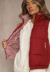Renee - Bordowa Kamizelka Ozdobiona Pikowaniem i Wzorzystą Podszewką w Meander Olerea. Okazja: na co dzień. Kolor: czerwony. Wzór: aplikacja. Styl: casual #4